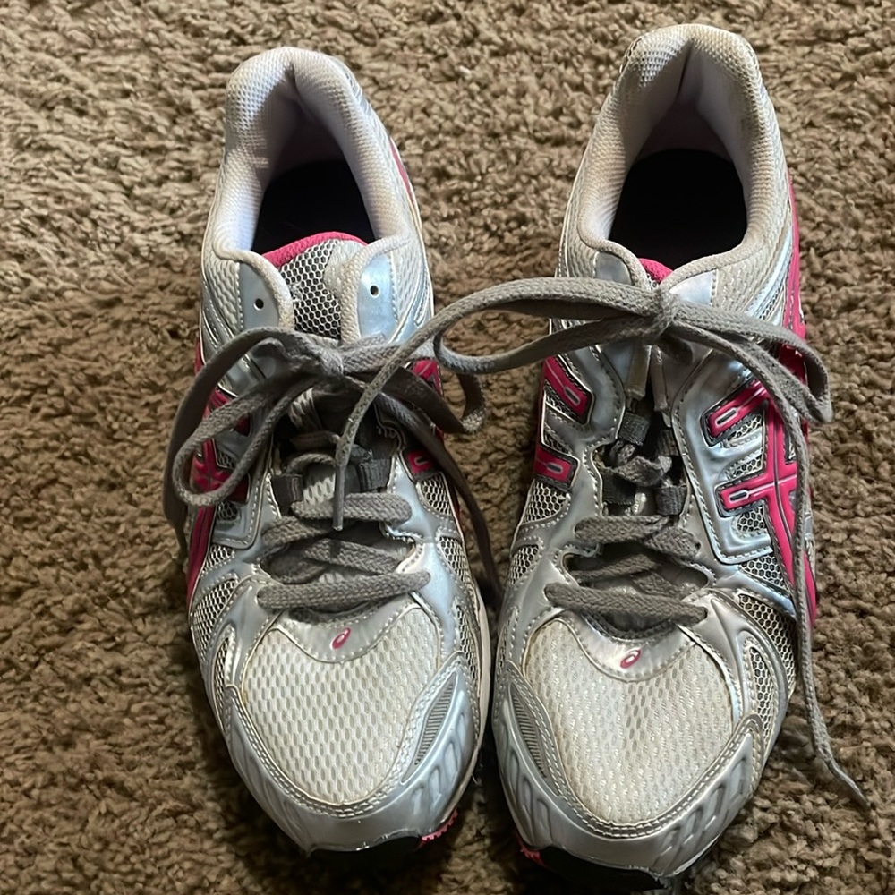 ASICS Ladies grey and hot pink gel tennis shoes. Sz 8.5